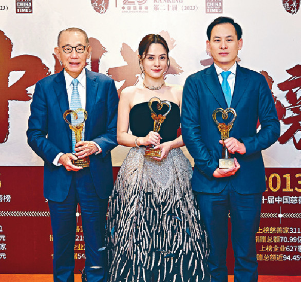 ■（左起）楊受成、鍾欣潼及楊政龍一同領獎。