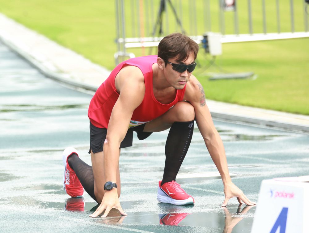 譚俊彥認真應戰。