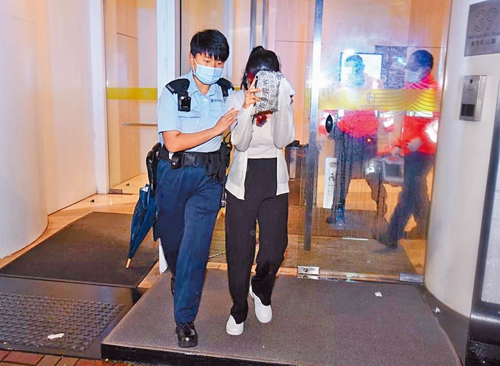 女警陪同涉被襲擊及非禮的少女送院治理。 
