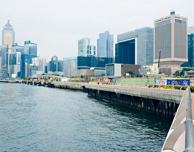 甯汉豪称港岛区现时可由坚尼地城行到很远，东区走廊下的板道亦将于今年稍后开通。