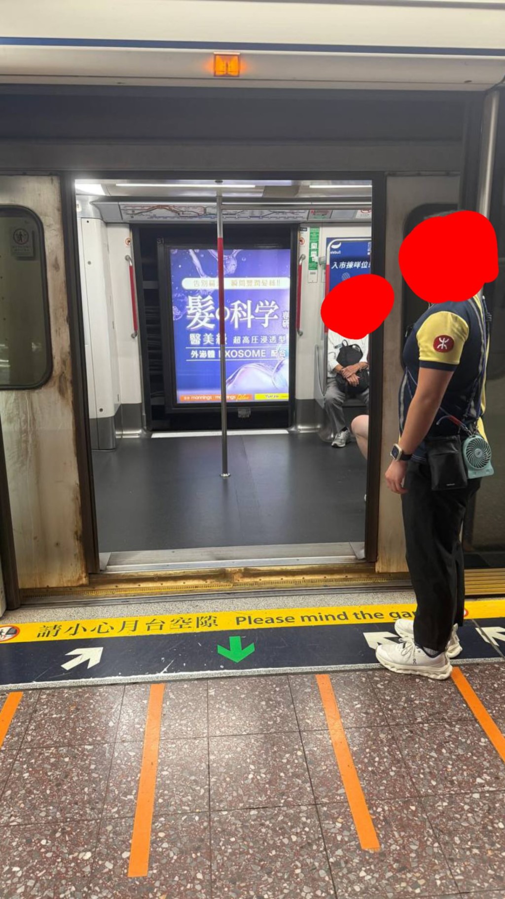 網上有相片顯示銅鑼灣站有列車的車門未能門上,懷疑為涉事列車。threads@cw_.ps 網上有相片顯示銅鑼灣站有列車的車門未能門上,懷疑為涉事列車。threads@cw_.ps