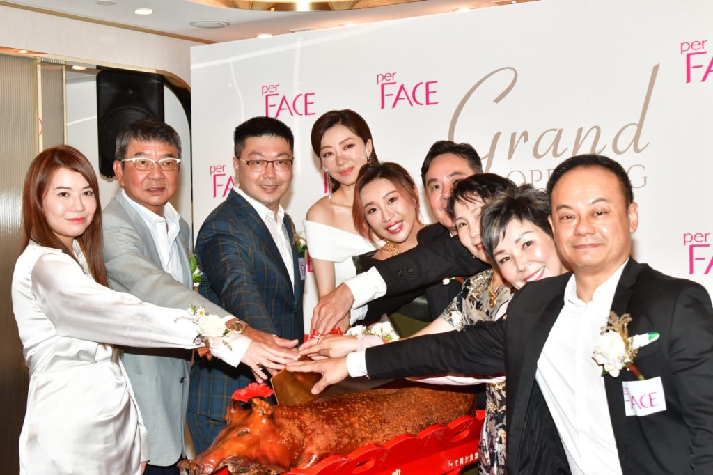 熊黛林(左四)原定3月已經要返內地工作,但延遲了幾個月出發。 熊黛林(左四)原定3月已經要返內地工作,但延遲了幾個月出發。