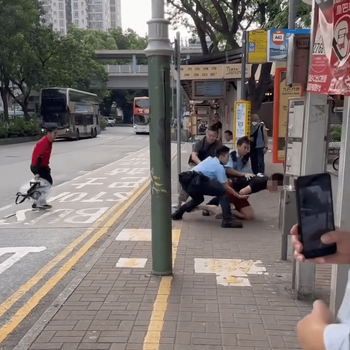 三警合力將賊人按地制服。FB:Ying Ying Fung@車cam L(香港群組) 三警合力將賊人按地制服。FB:Ying Ying Fung@車cam L(香港群組)