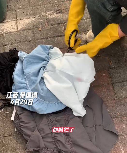 店家將客人經血染污的裙子剪碎。抖音@微胖小眾女裝.南北
