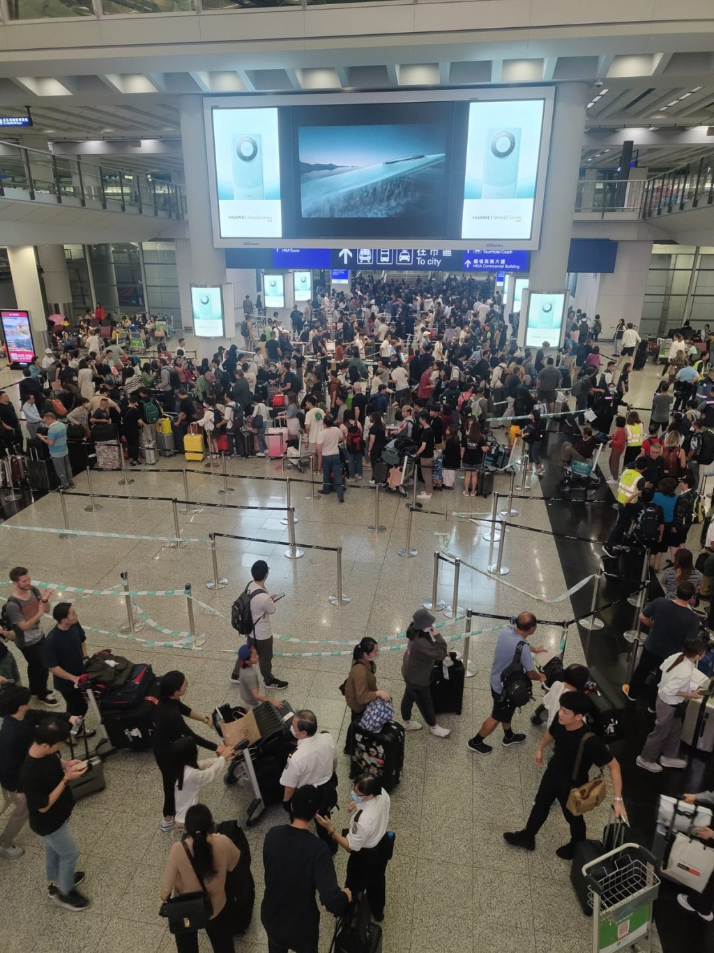 台风「小犬」袭港期间，机场和露天段铁路在九号风球高悬下暂停服务，机场沦孤岛。