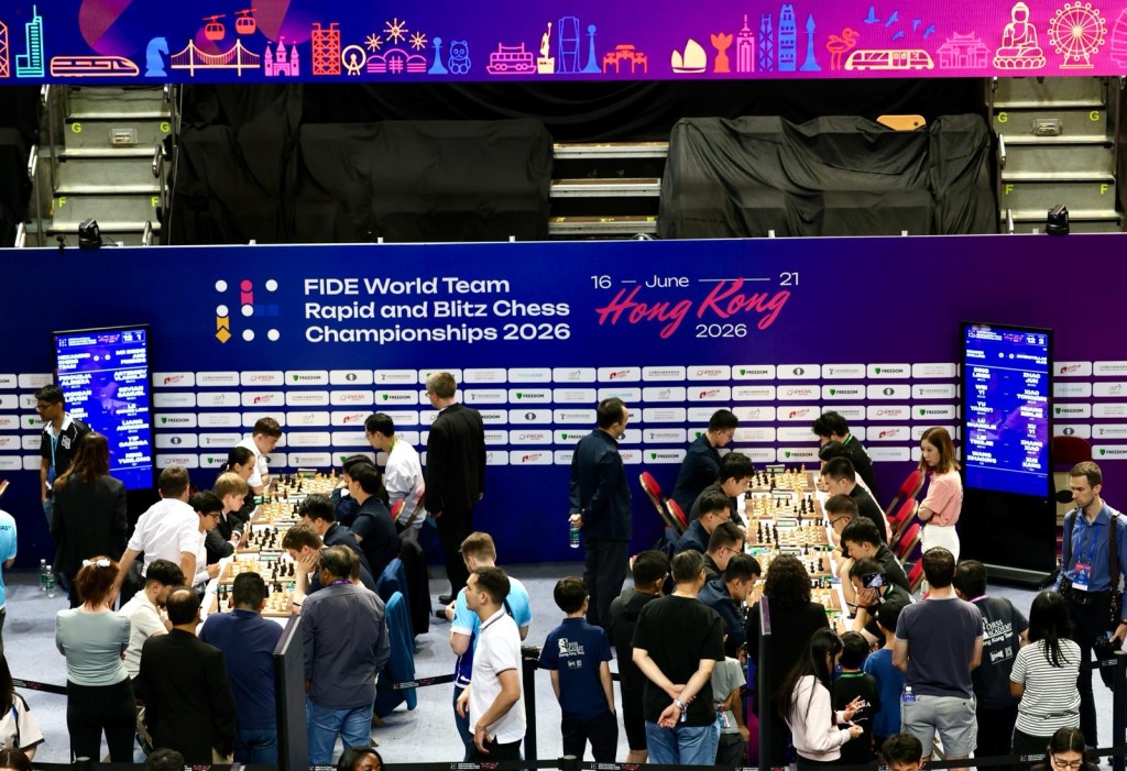 Dragon Chilling（右边枱左方）及上届亚军的Hexamind Chess Team（左边枱左方）吸引不少棋迷额外加HK$350元场边企位费用，近距离观看世界级棋手们的比赛。徐嘉华摄