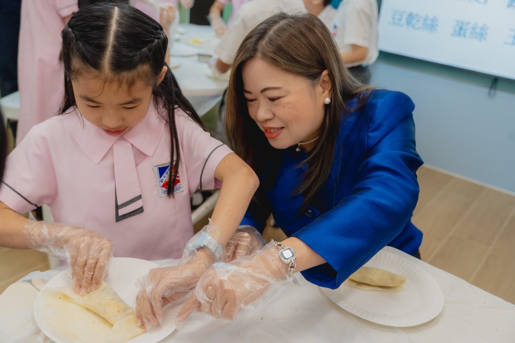 羅淑佩讚賞同學們包的餅各有個人特色,味道也十分不錯。羅淑佩fb 羅淑佩讚賞同學們包的餅各有個人特色,味道也十分不錯。羅淑佩fb
