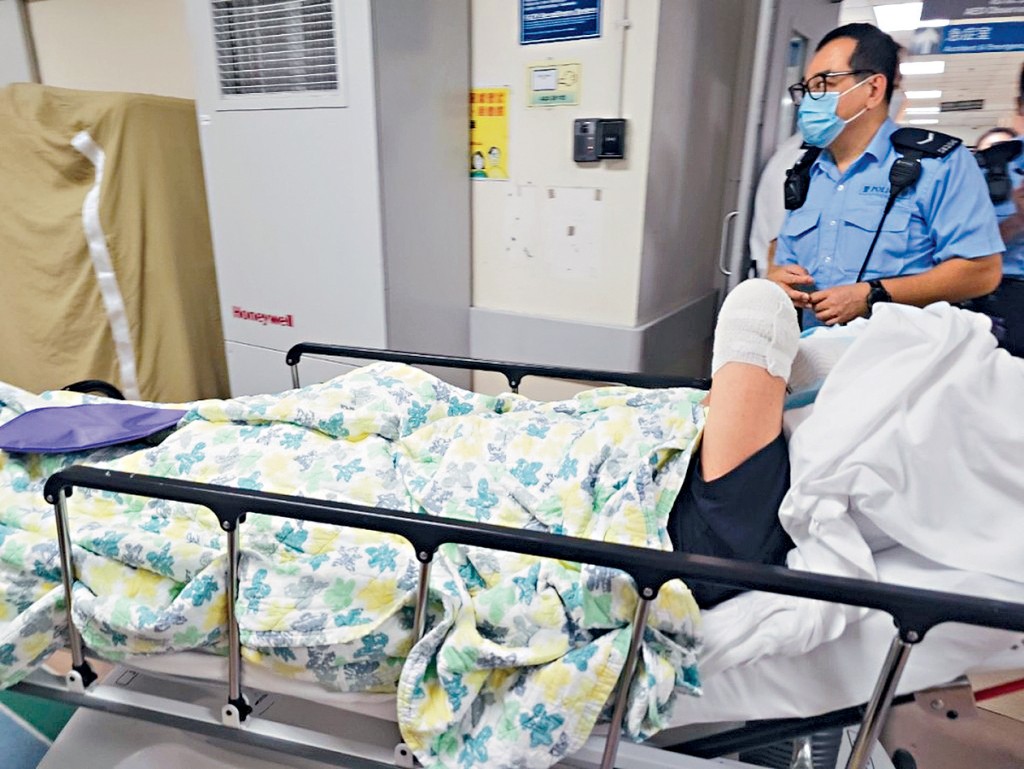 遇襲懲教員多處中刀，清醒送往醫院救治。