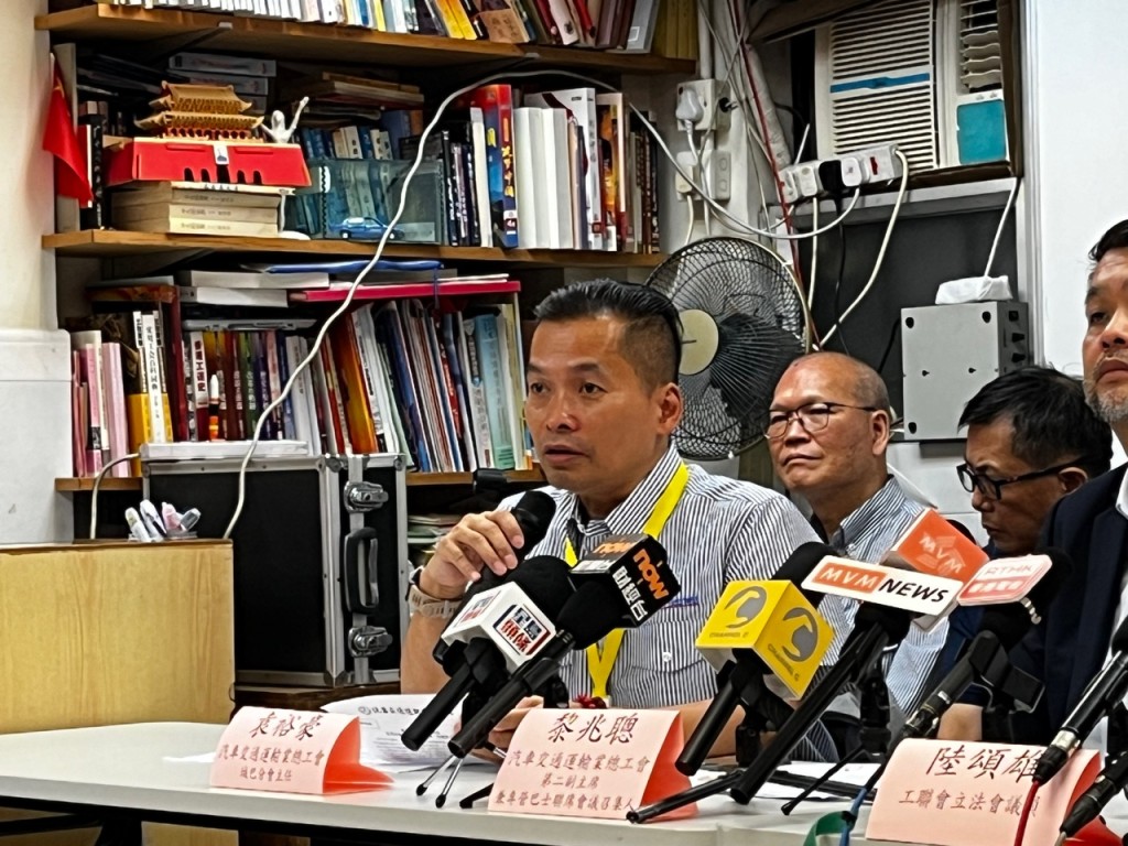 袁裕豪表示，會員對資方透過非專營巴士牌照聘用外地勞工感到失望。