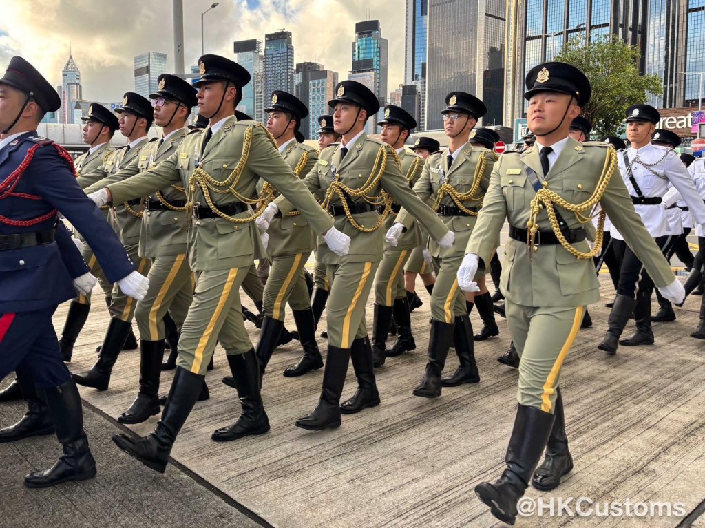 各紀律部隊儀仗隊與制服團隊以整齊劃一的中式步操進場。香港海關FB圖片 各紀律部隊儀仗隊與制服團隊以整齊劃一的中式步操進場。香港海關FB圖片