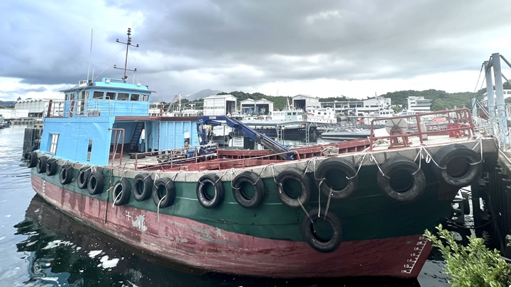 警方及海關在長洲對開海面發現懷疑涉案貨船。政府新聞處圖片