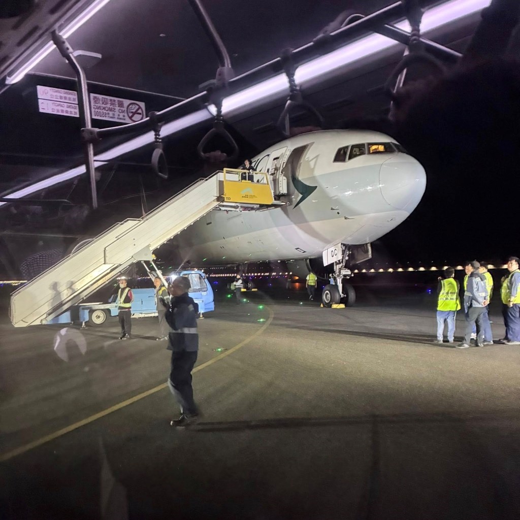 最終乘客及機組人員陸續離開機艙,乘坐接駁巴士返回候機大堂。Threads:tonio_tse 最終乘客及機組人員陸續離開機艙,乘坐接駁巴士返回候機大堂。Threads:tonio_tse