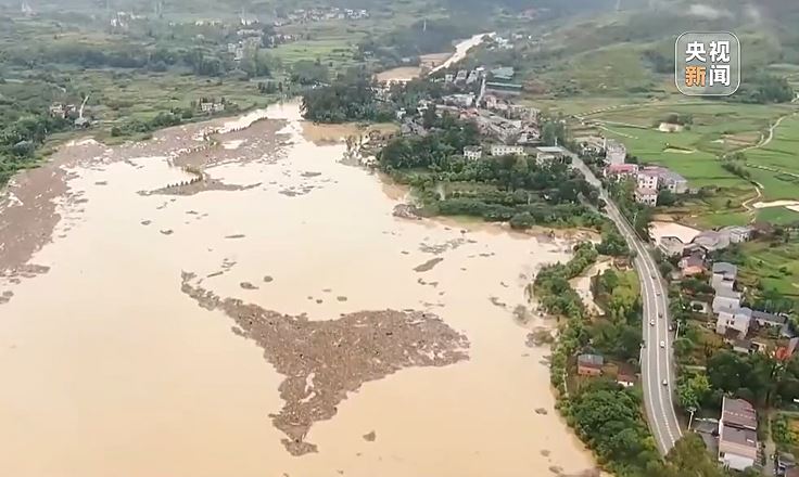 連場暴雨令湖南郴州有八條鄉村斷路斷網失聯。