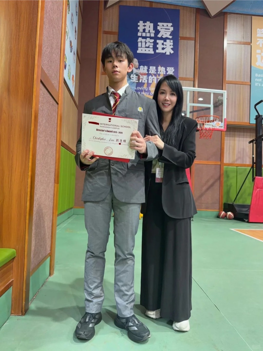 呂麗君早前晒出和兒子劉子鋒的合照，指劉子鋒取得極佳成績，劉子鋒靚仔樣罕曝光。