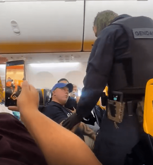 兩名乘客在飛機上毀壞護照使飛機被迫降。X@krazyukfights