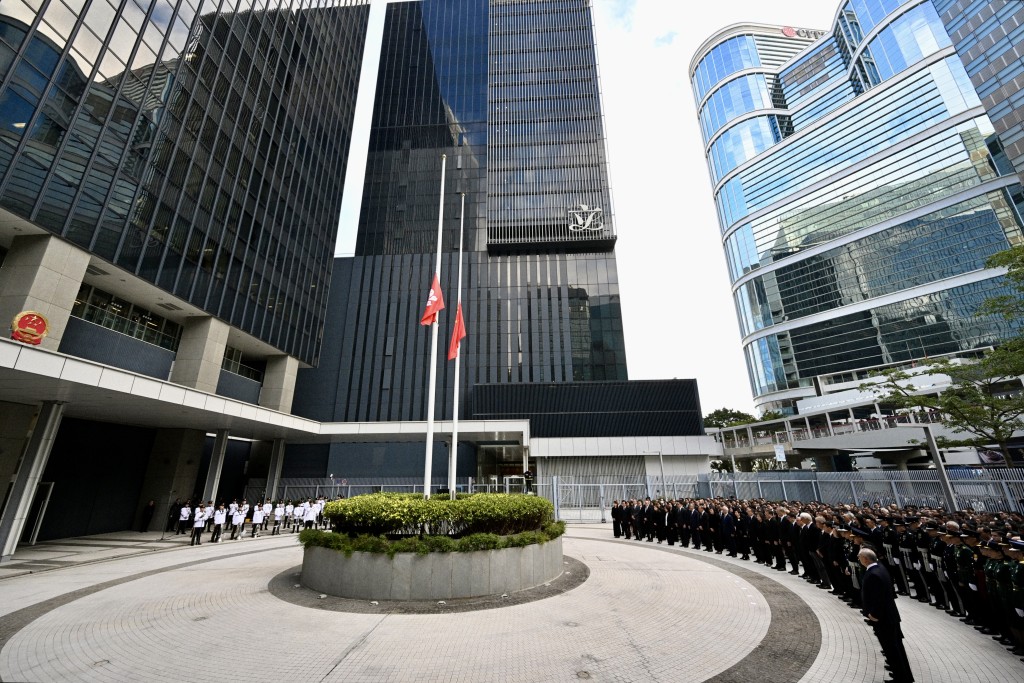 升旗儀式後下半旗，全場默哀3分鐘。