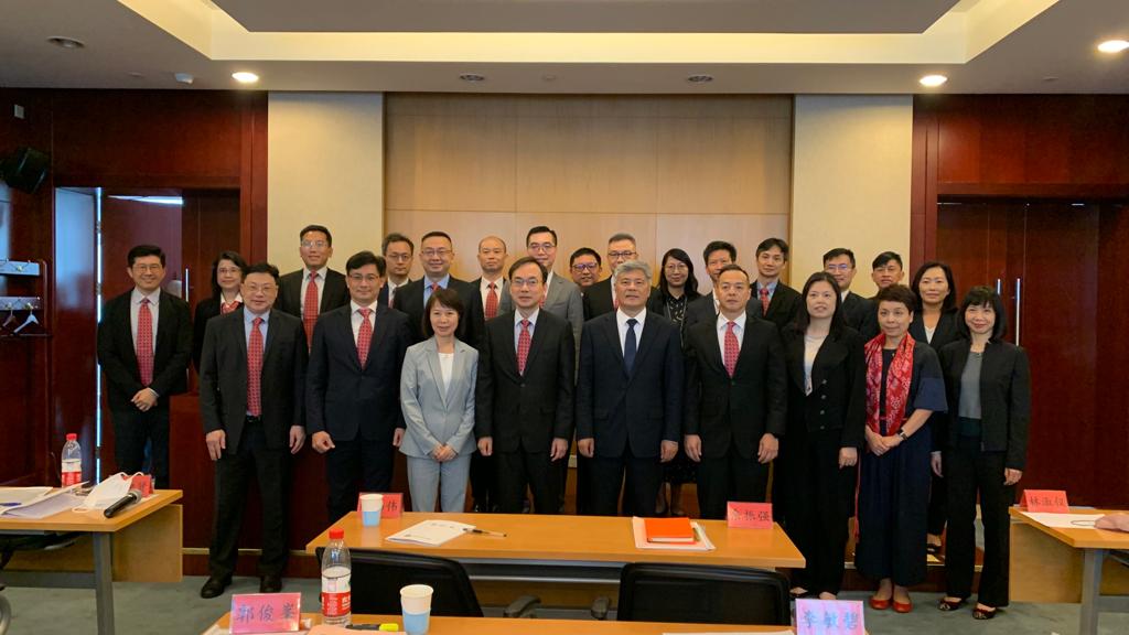 首批23名首長級公務員月前前往上海及北京，參與為期7天的國家事務研習課程