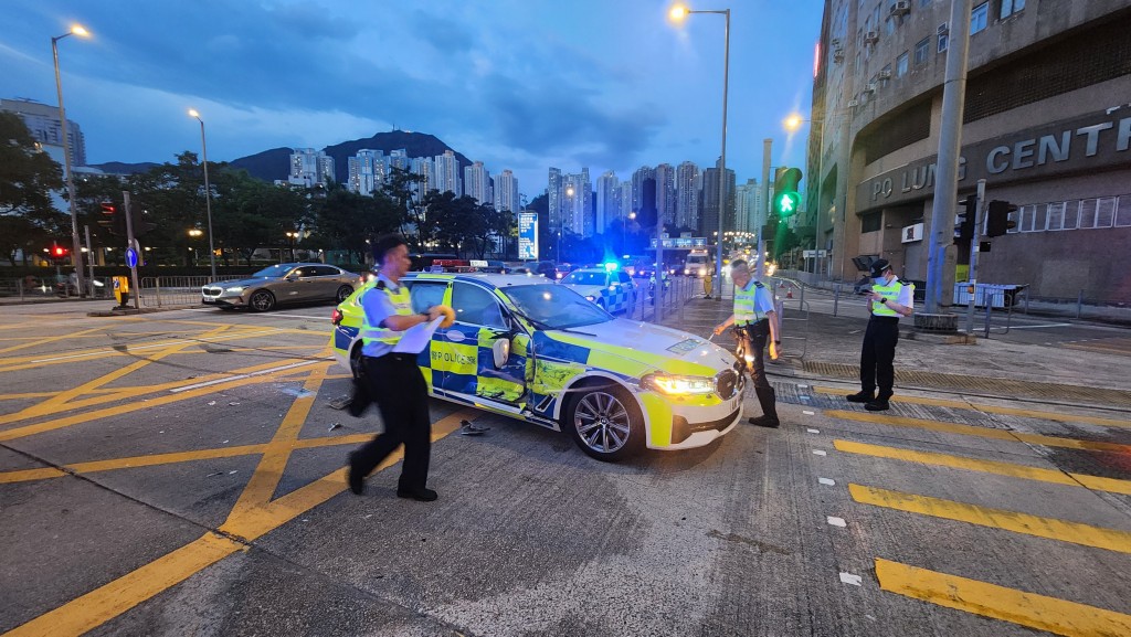 警車右邊車身損毀。