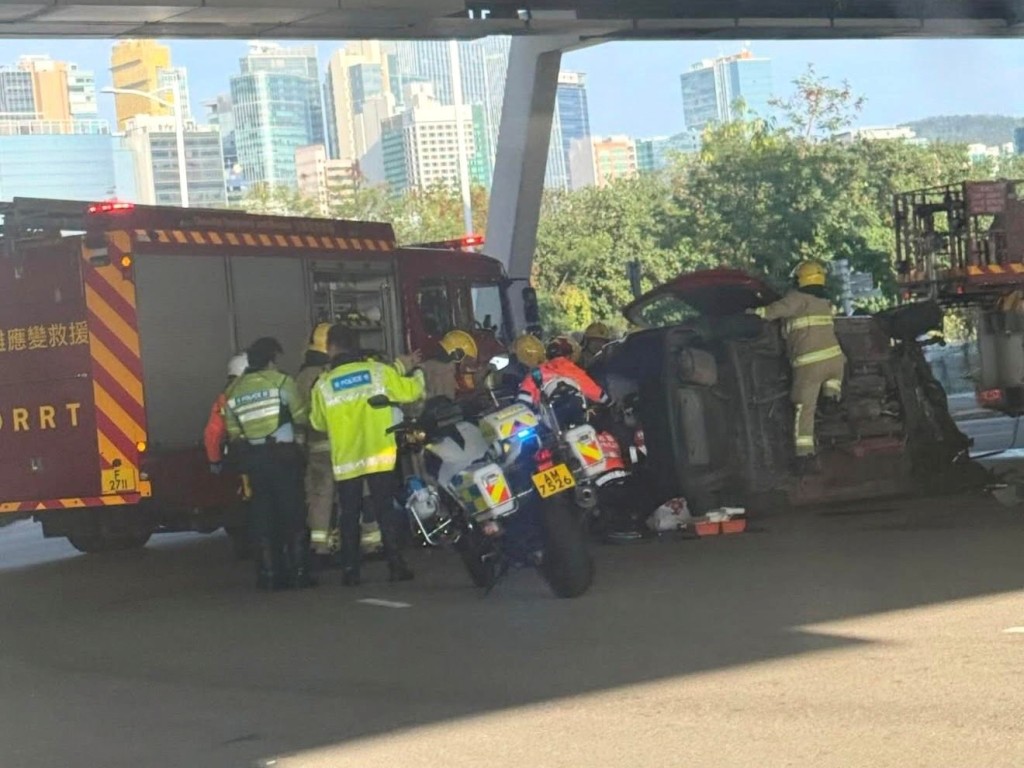 警方消防接報趕至接手救援。FB:Evens Fu@ 車cam L(香港群組) 警方消防接報趕至接手救援。FB:Evens Fu@ 車cam L(香港群組)