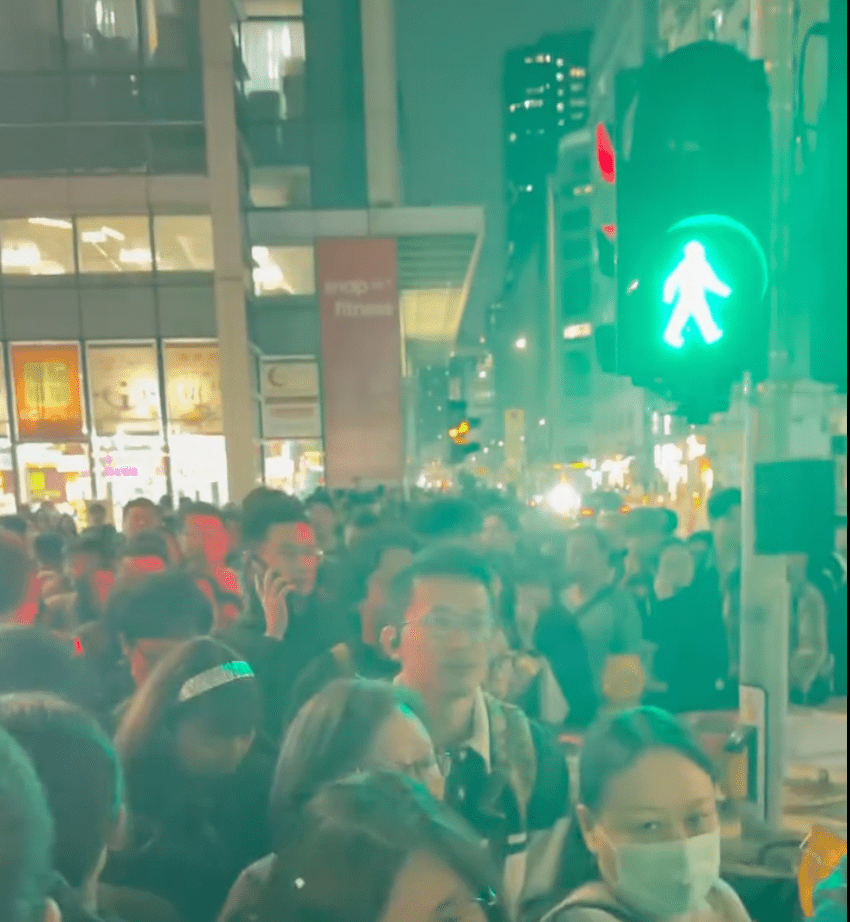 行人緩慢地穿過安全島路馬口。Threads @ doris_w02 影片截圖 行人緩慢地穿過安全島路馬口。Threads @ doris_w02 影片截圖