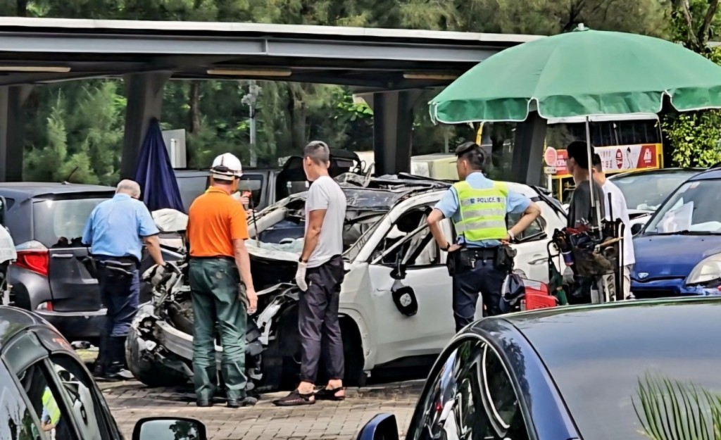 人员检验失事的白色私家车。