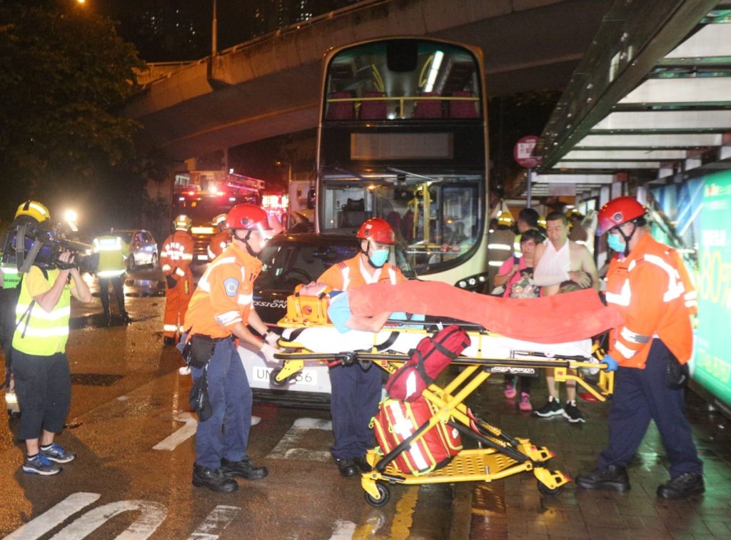 兩車合共14人受傷