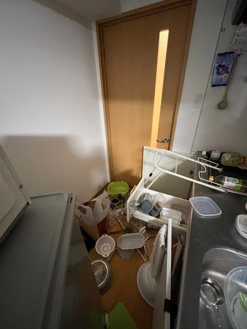 有八戶市網民在地震後上載住所雜物倒下的情況。x@koreanadeshiko