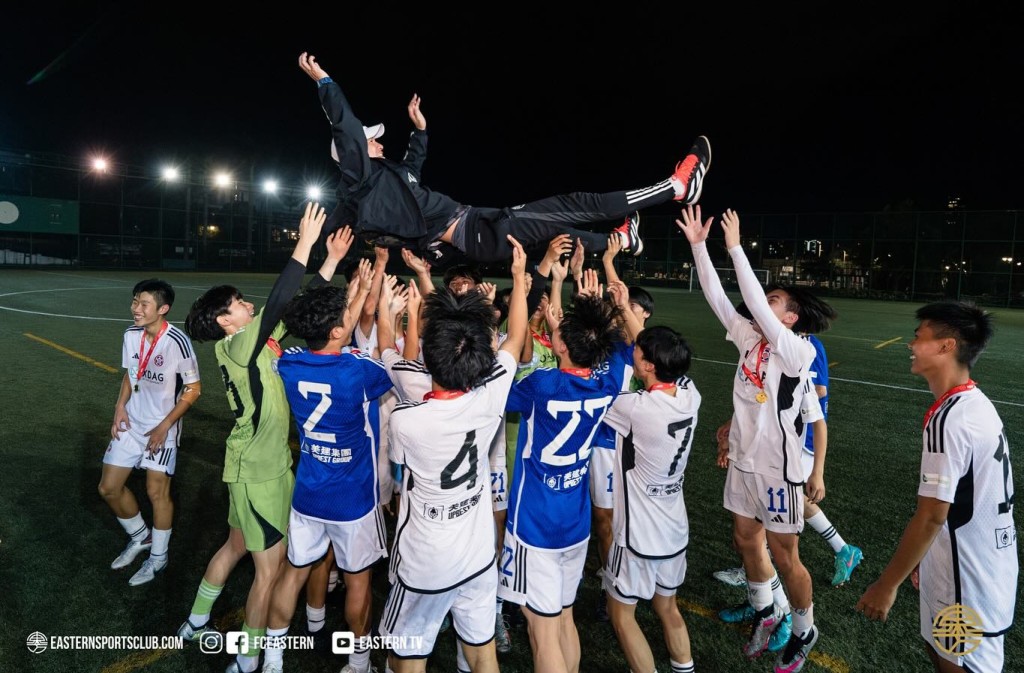 東方U18勇奪超青聯U18組別冠軍，黃鎮宇教練被拋起慶祝。 東方足球隊圖片