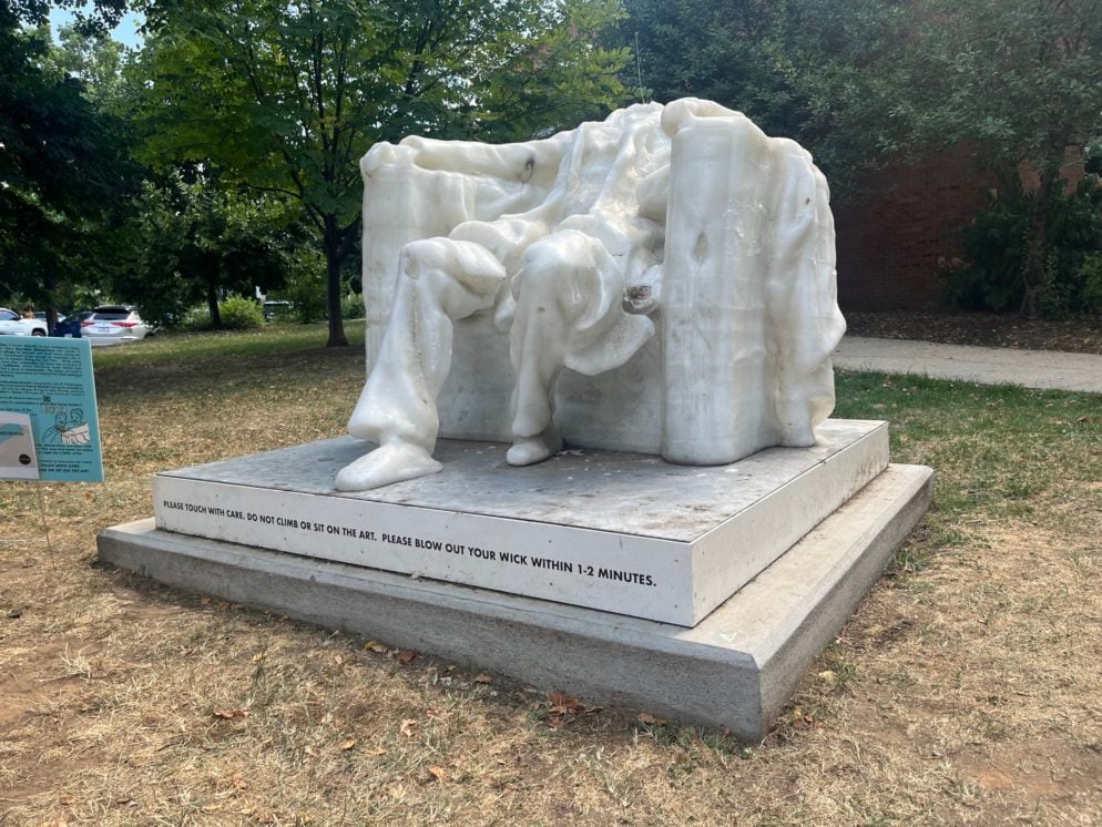 美國一座戶外的巨型林肯蠟像，抵受不住連日高溫融化至斷頸。