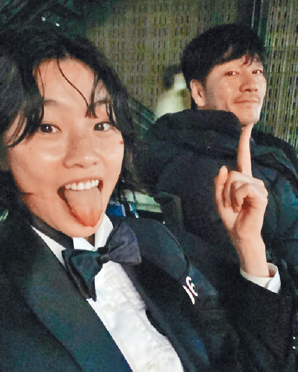 ■鄭浩妍與劇中另一男角朴海秀好玩得。