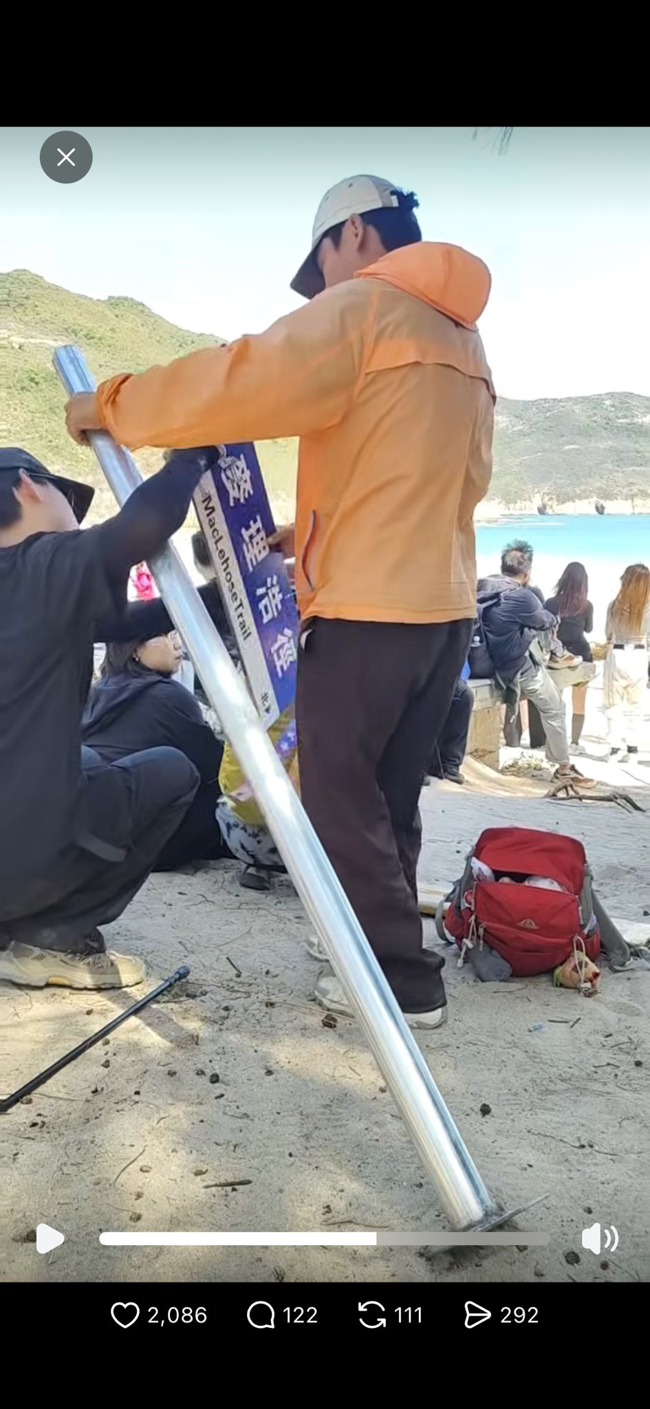 有網民於社交平台發文稱，有旅客在浪茄灣沙灘上豎立自製路牌。Threads@mcfong_0304