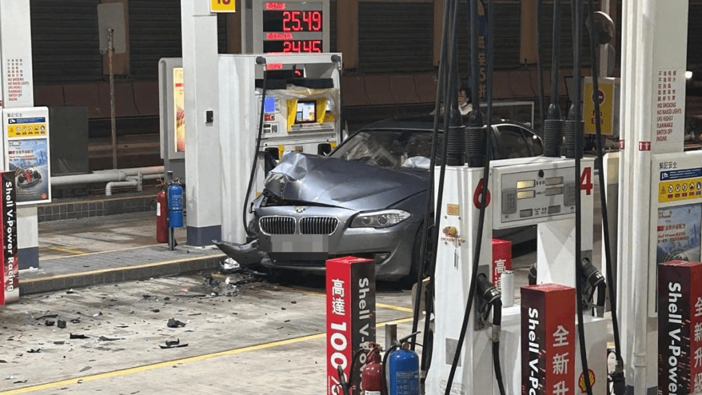 寶馬私家車右邊車頭嚴重損毀,碎片散落一地。網上圖片