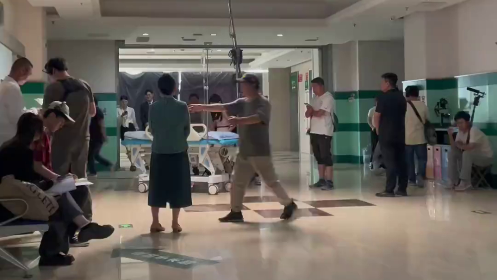 劇組河南醫院ICU外拍劇， 竟叫患者家屬「喊細些啲」，以免影響拍攝。