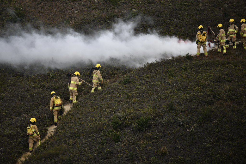 政府在大嶼山彌勒山舉行跨部門山火及攀山拯救演習。陳極彰攝