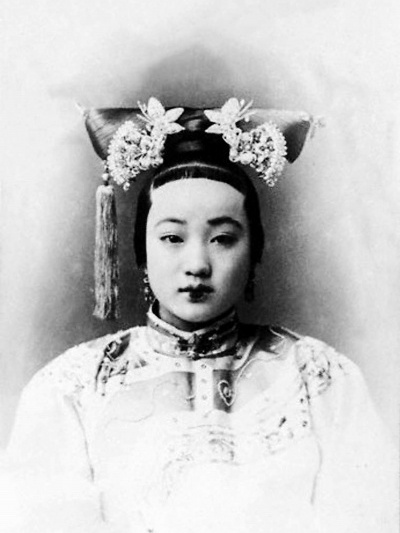 故宮出版物曾稱此照片中女子為珍妃，但史學家分析髮型，認為這是很可能是拍攝於1910年代的漢族姑娘。