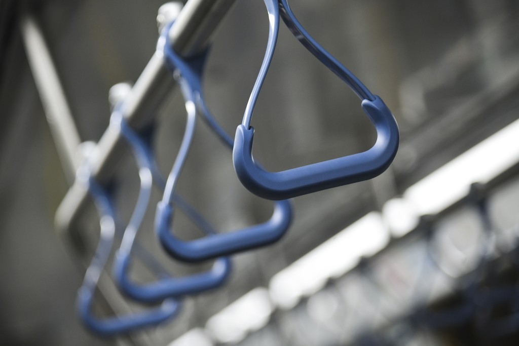 五期轻铁提供更佳的扶手和吊环配置。资料图片