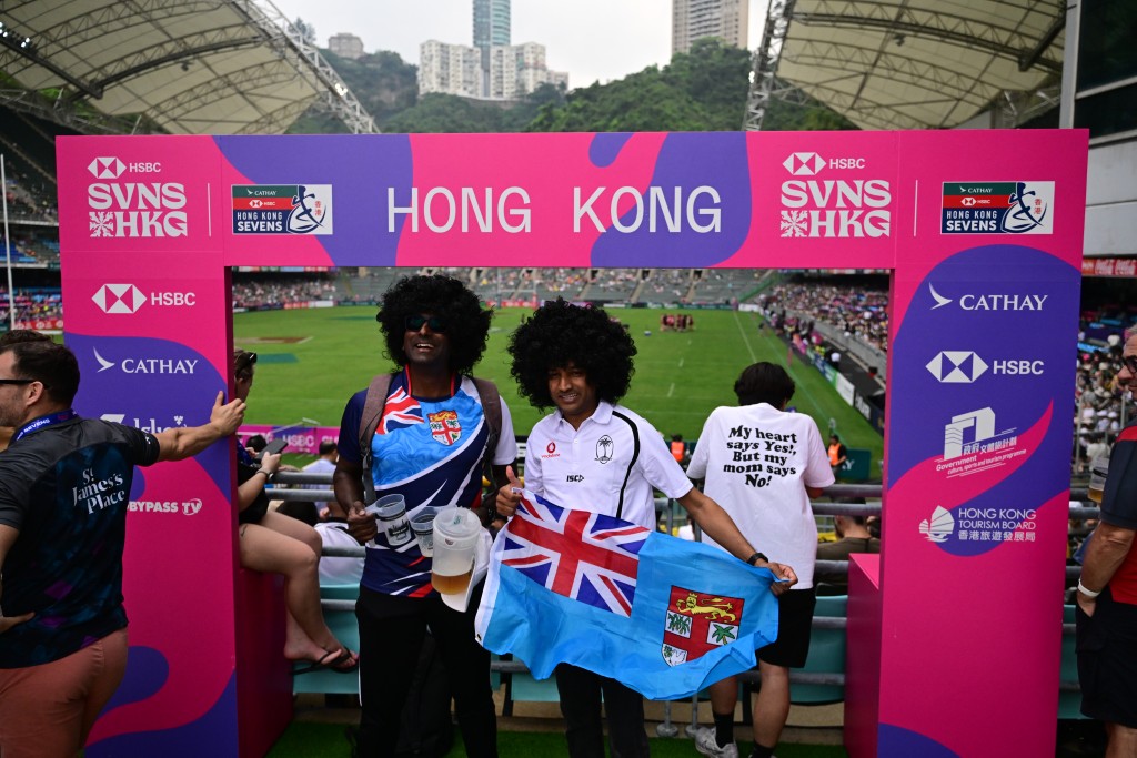  香港国际七人榄球赛周五开锣，现场气氛炽热。 陈极彰摄