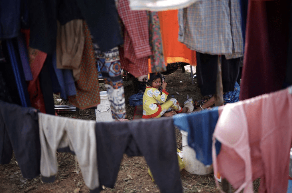 柬埔寨難民營內一名女孩在吃飯。路透社