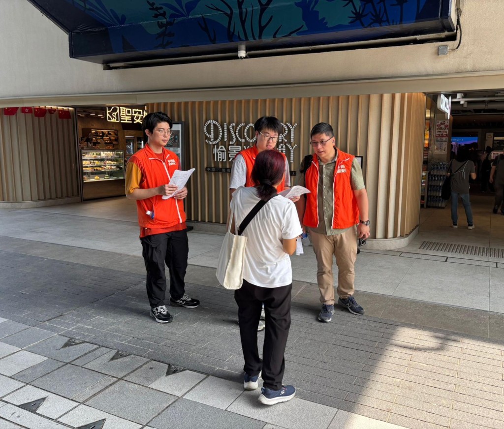 中西區關愛隊成員於渡輪服務調整當日守候碼頭,即場解答市民疑問,貼心支援早上出行的市民。 中西區關愛隊成員於渡輪服務調整當日守候碼頭,即場解答市民疑問,貼心支援早上出行的市民。