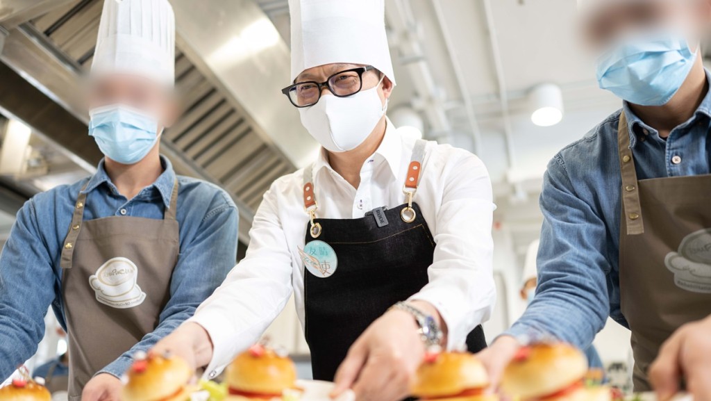 邓炳强化身成为「大厨」，与在囚年轻人烹煮圣诞特色食物。惩教署图片