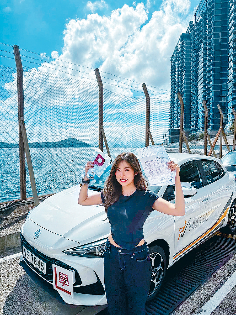 波波在社交平台開心分享「一take過」考獲車牌。