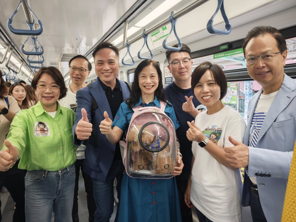 立法會議員陳曼琪帶同寵物「豆豆」首次搭輕鐵。 立法會議員陳曼琪帶同寵物「豆豆」首次搭輕鐵。