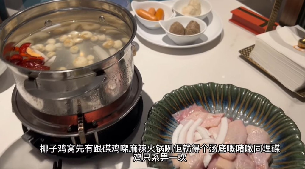 任飲任食的自助火鍋可選擇麻辣湯底或者椰子雞，椰子雞湯附送的一碟雞肉不能追加。 
