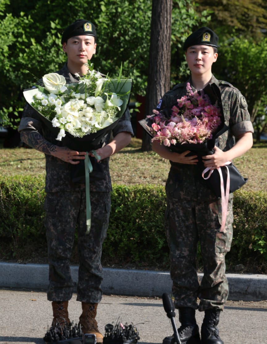久未面對公眾的Jungkook和Jimin,害羞地拿着花束。 久未面對公眾的Jungkook和Jimin,害羞地拿着花束。