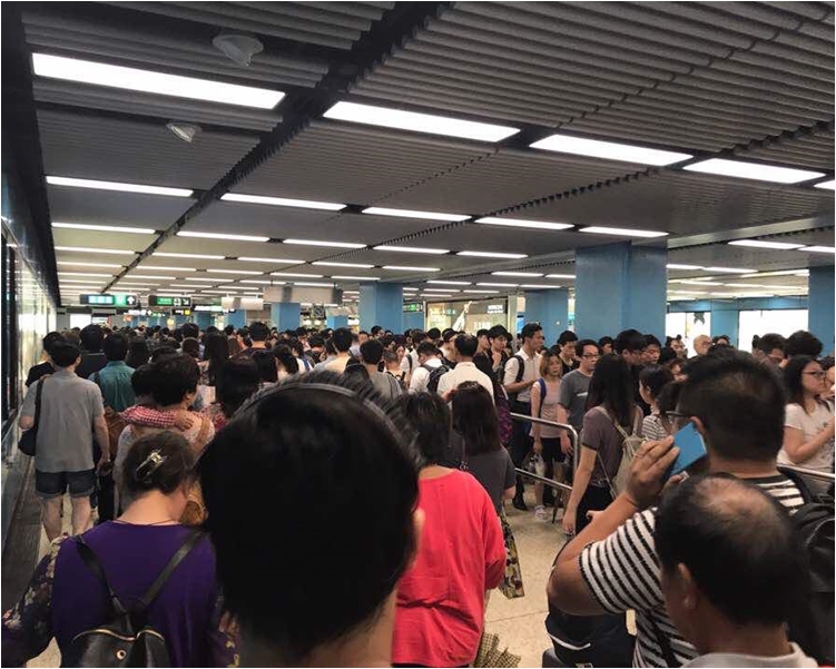 九龍塘站人多擠滿。Eman Tam