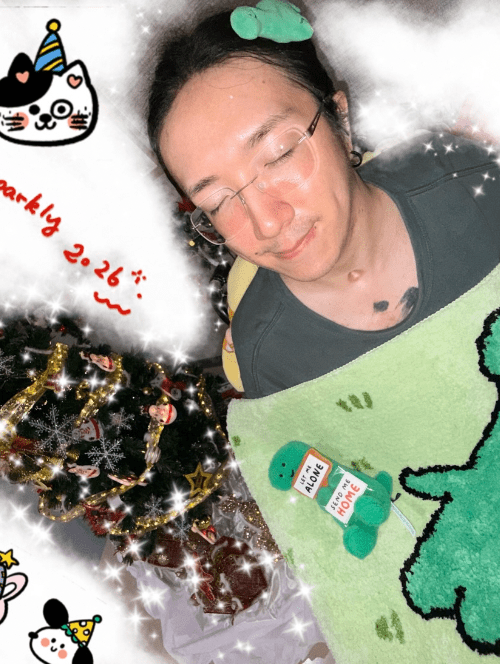 阿Mo除夕发近照,首现笑脸,神态轻松,更展现出其乐观幽默的一面。 阿Mo除夕发近照,首现笑脸,神态轻松,更展现出其乐观幽默的一面。