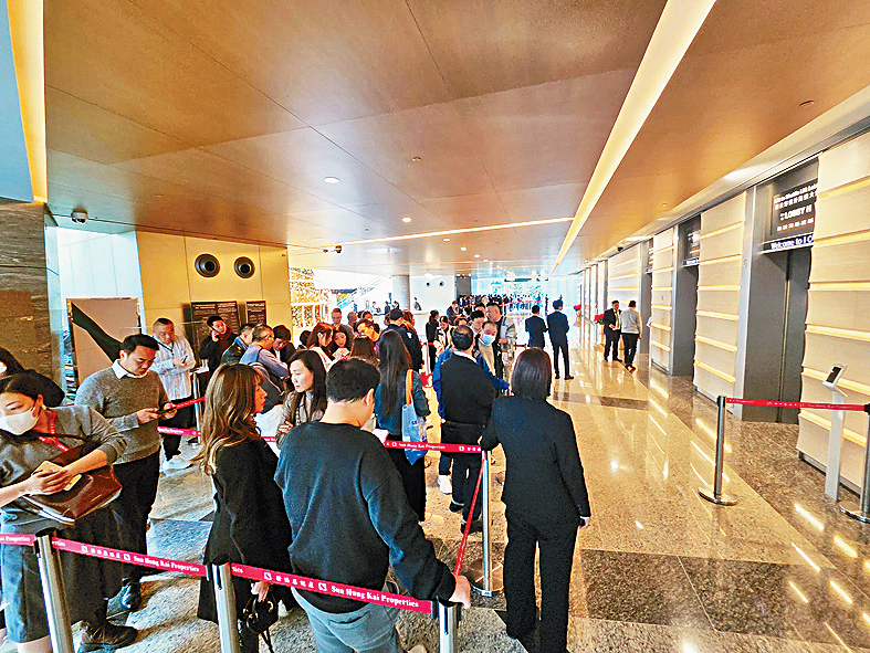 即使昨日並非假期，但仍吸引不少準買家前來參觀，現場一度出現排隊人龍。