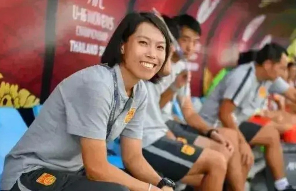「牛丸」是香港出身的知名女足球教練。