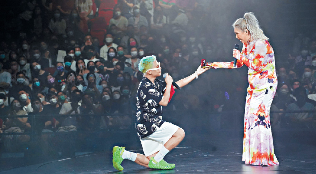 ■Gareth.T下跪向欣宜送上玩具「鑽戒」。    
