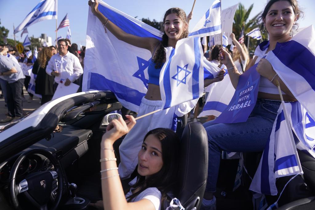 亲以色列的民众周二在洛杉矶游行。美联社